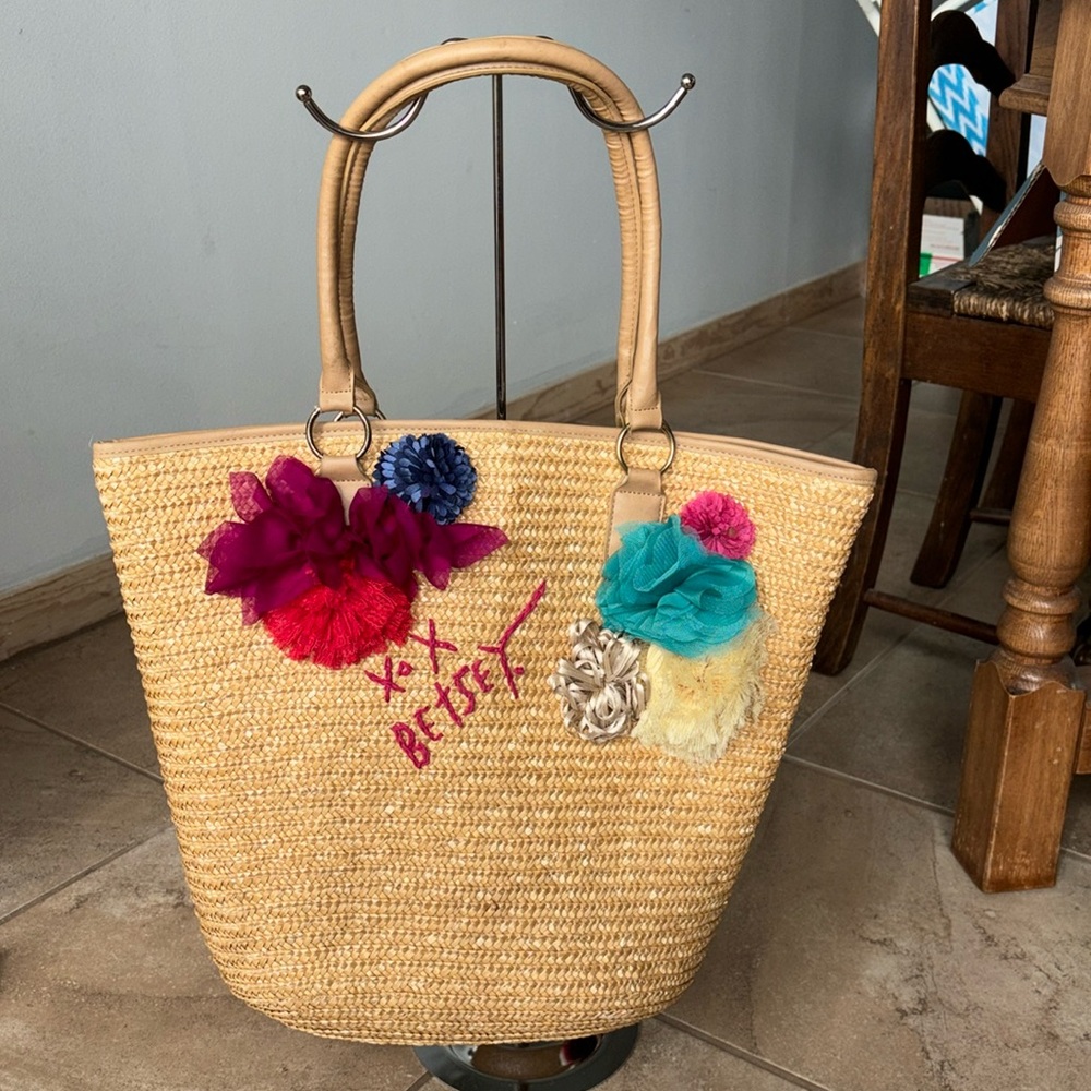 BETSEY JOHNSON FLORAL STRAW TOTE
